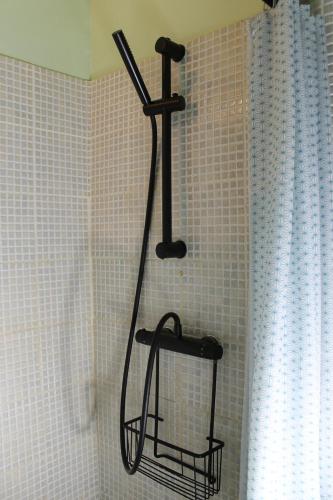 - un porte-douche dans l'angle de la salle de bains dans l'établissement Sete - Entre ciel et mer, à Sète