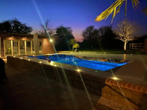Bazén v ubytování Hewarts Lodge, Brand New Property, 1 Mile From The Beach, 15 Minutes From All Goodwood Events nebo v jeho okolí