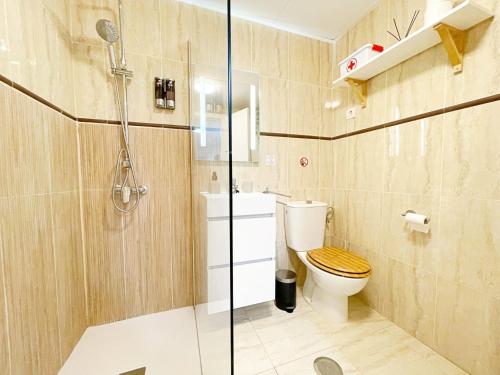 een badkamer met toilet en glazen douche bij NEW Tropic Malaka Home in Málaga