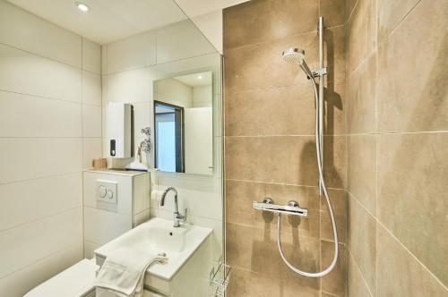 a bathroom with a shower and a sink at Stranddistel 7 Ostseezauber in Burgtiefe auf Fehmarn 