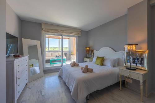 Postel nebo postele na pokoji v ubytování Apartamento con parking y terrazas con vistas a todo Tarifa