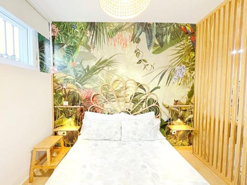 een slaapkamer met een bed met tropisch behang bij NEW Tropic Malaka Home in Málaga