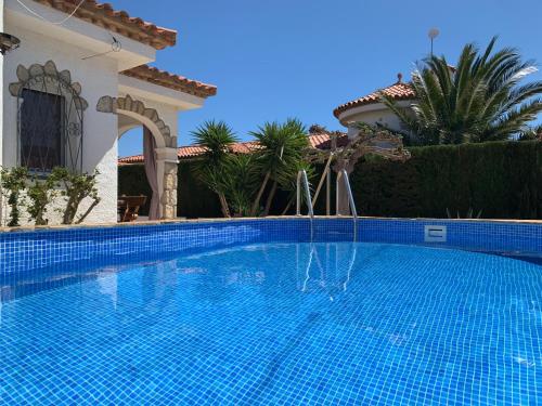 Casa con piscina privada a 1 km de la playa