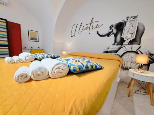 una camera da letto con due letti e un murale di un elefante di U Liotru home a Catania