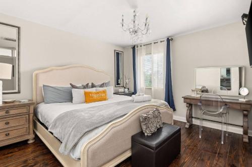 ein Schlafzimmer mit einem Bett, einem Schreibtisch und einem Spiegel in der Unterkunft Riverfront 786 in Nashville