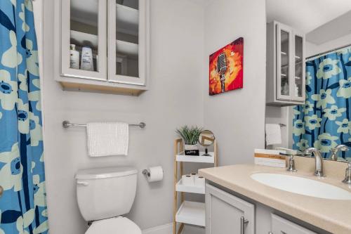 ein weißes Badezimmer mit Toilette und Waschbecken in der Unterkunft Riverfront 786 in Nashville