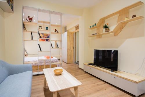 Stylish and cosy Gem, top center!