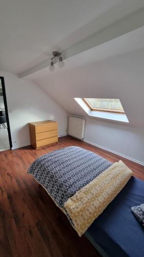 une chambre avec un lit dans une pièce avec une fenêtre dans l'établissement Gite BA 3, à Épernay