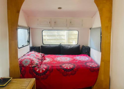 a red bed in the back of a camper van at Logement indépendant avec parking dans un quartier de standing proche de la plage in Les Lecques