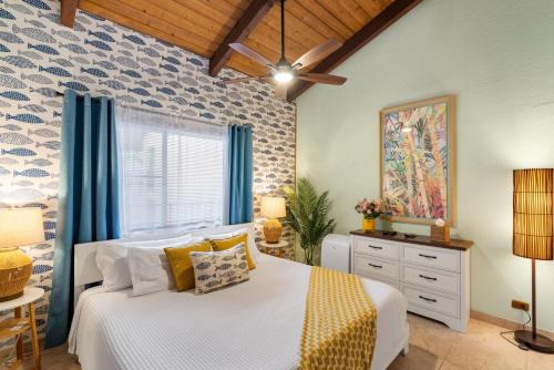 een slaapkamer met een wit bed en een raam bij Perch - Alii Kai Loft in Kihei