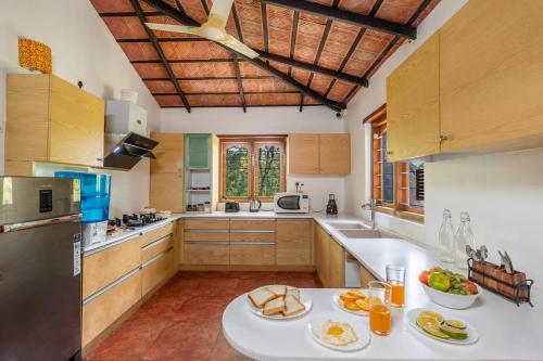 Η κουζίνα ή μικρή κουζίνα στο Sliceinn Somewhere Together In Biligeri