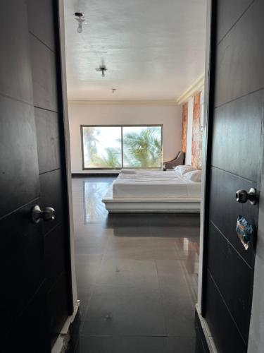 a view of a bedroom with a bed and a window at Casa de playa Pams in Cedro