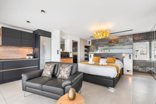 une chambre avec un lit, une chaise et un canapé dans l'établissement Village Naturiste R4N - Villa Aurora Sea View, au Cap d'Agde