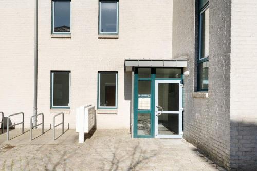 a building with a blue door on the side of it at Am Südstrand 9 Strandburg I in Fehmarn