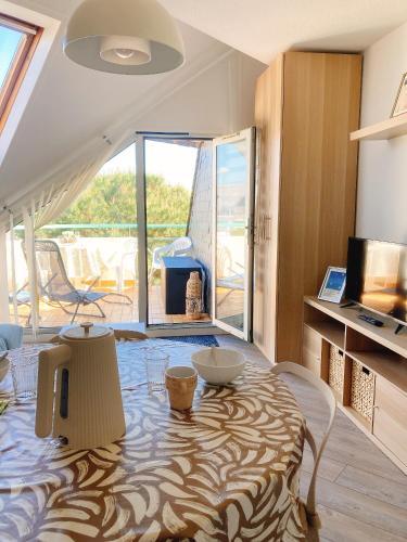 Cette chambre dispose d'une table et offre une vue sur le patio. dans l'établissement Aurénoë à Carnac Plage, à Carnac