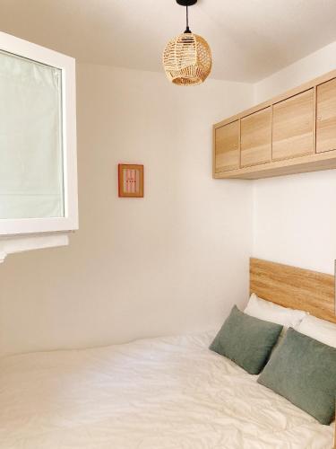 une chambre avec un lit et une fenêtre dans l'établissement Aurénoë à Carnac Plage, à Carnac