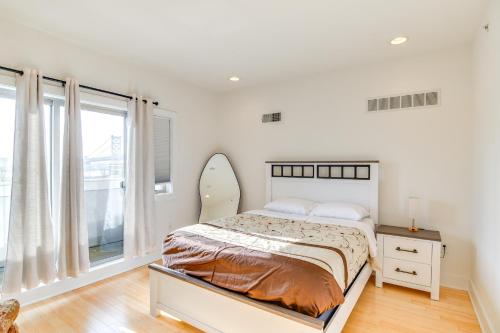 una camera da letto con un letto e una grande finestra di 1 Mi to Old Town Philadelphia Townhome with Patio! a Philadelphia