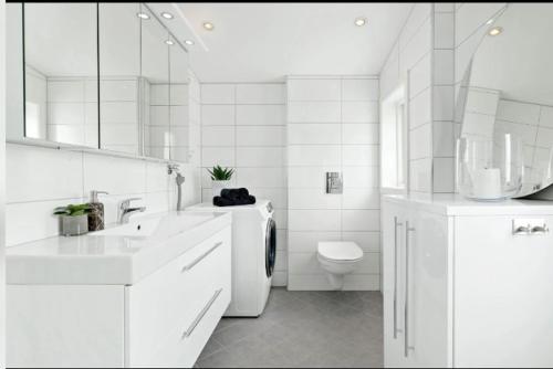 Ένα μπάνιο στο Wonderfully located, 2BR, Balcony
