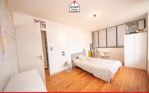 - une chambre avec un lit et un réfrigérateur blanc dans l'établissement Spacious apartment Brest Centre, à Brest