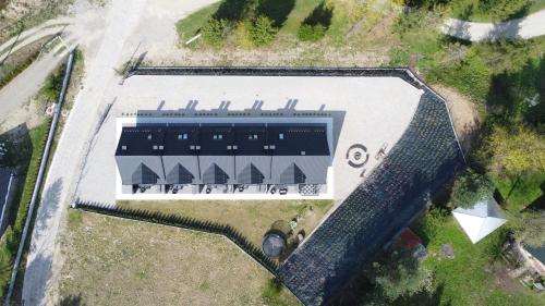 an overhead view of a large building with a roof at Zacisze Deluxe - Apartamenty in Krościenko