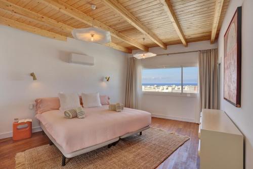 a bedroom with a bed with a view of the ocean at Penthouse in El Cotillo in Cotillo