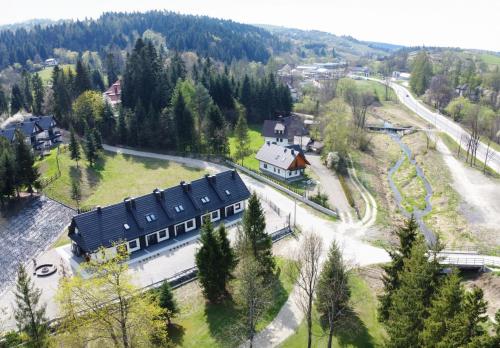an overhead view of a train on a track in a village at Zacisze Deluxe - Apartamenty in Krościenko
