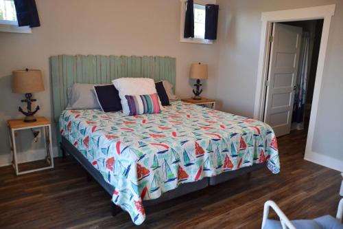 Ένα ή περισσότερα κρεβάτια σε δωμάτιο στο Waterfront Home 3BR King bed Private Dock