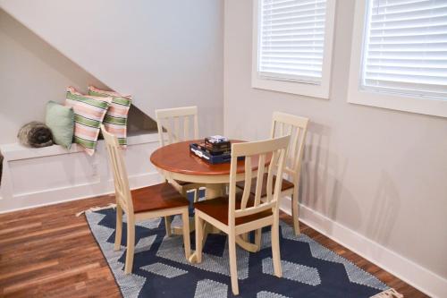Χώρος καθιστικού στο Waterfront Home 3BR King bed Private Dock