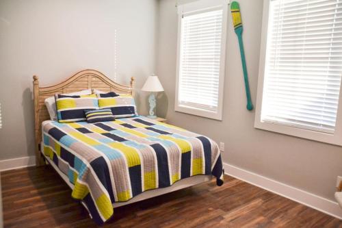 Ένα ή περισσότερα κρεβάτια σε δωμάτιο στο Waterfront Home 3BR King bed Private Dock
