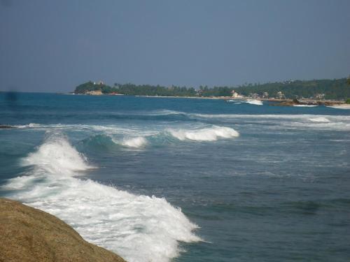 uma onda no oceano numa praia em Disa Residence em Galle