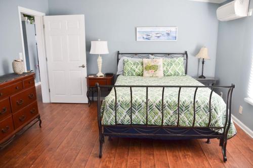 une chambre avec un lit et une commode dans l'établissement 3BR Cottage Waterfront Wade Creek Fishing Boating, à Smyrna