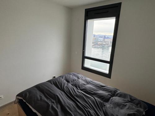 une chambre avec un lit et une fenêtre dans l'établissement Wohlfühloase 50m über dem Rhein, à Huningue