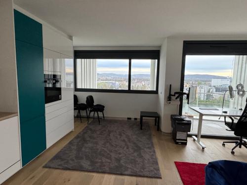 Il comprend un salon avec une cuisine et une grande fenêtre. dans l'établissement Wohlfühloase 50m über dem Rhein, à Huningue