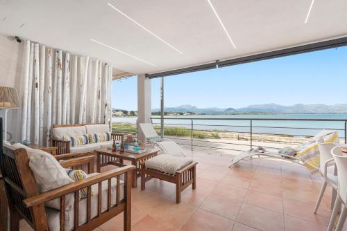 CAS CARBON3R-Stunning ground floor in front of the sea