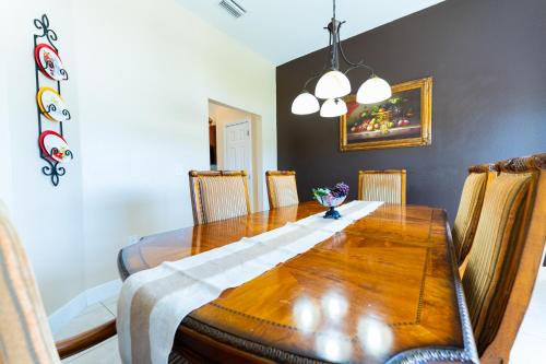 Ruang duduk di Abode Villas