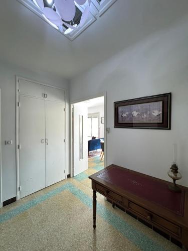 un salon avec une table et un plafond dans l'établissement Place de l'Ancre Appartement 3 chambres avec garage 5 min plage & centre, au Grau-du-Roi