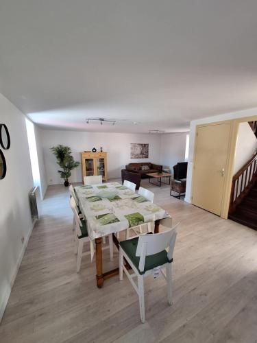 une salle à manger blanche avec une table et des chaises dans l'établissement pléneuf centre, à Pléneuf-Val-André