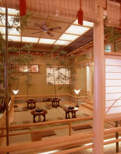a large room with tables and a ceiling at Fujikawaguchiko Onsen Konanso in Fujikawaguchiko