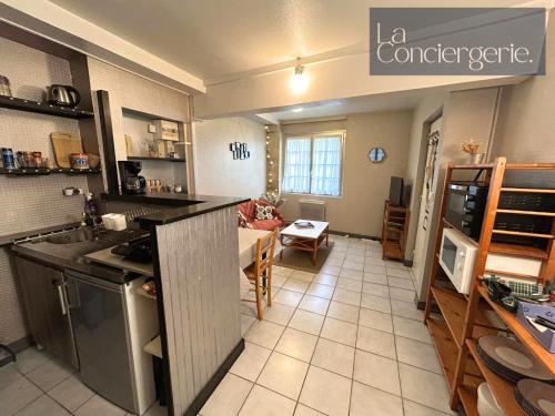 une cuisine et un salon avec un comptoir dans l'établissement Le Ga illard-Poitiers-LaConciergerie, à Poitiers