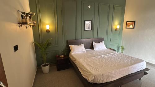 a bedroom with a bed with white sheets and pillows at Comfort stay in Beās