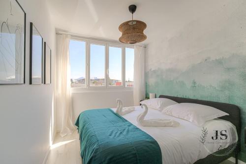 une chambre avec un lit avec un cygne dessus dans l'établissement L'Escapade Stadium - T4 familial climatisé, à Décines-Charpieu