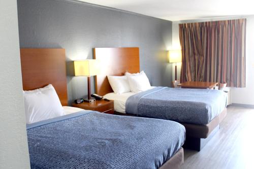 Postel nebo postele na pokoji v ubytování Econo Lodge Franklin South