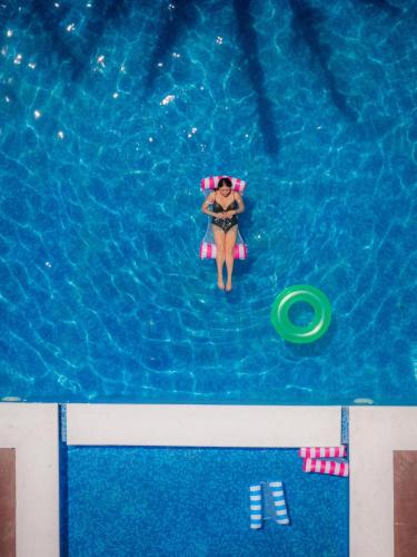 a woman in a swimming pool with a frisbee at Casa de playa Pams in Cedro