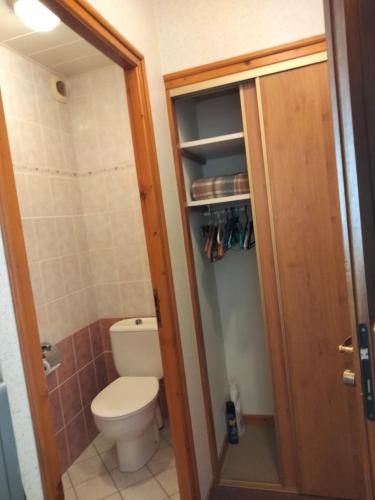 La salle de bains est pourvue de toilettes et d'une porte ouverte. dans l'établissement Studio n5 La cascade, à Bellevaux