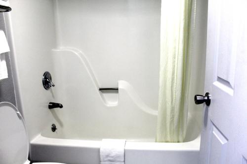 Koupelna v ubytování Econo Lodge Franklin South