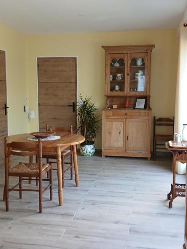 une salle à manger avec une table et des chaises en bois dans l'établissement Les Trois Salazes, à Cambrai