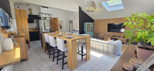 une cuisine et un salon avec une table et un canapé dans l'établissement Maison de pêcheur bord de mer, à Valras-Plage