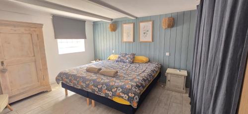 - une chambre avec un lit et une planche de surf dans l'établissement Maison de pêcheur bord de mer, à Valras-Plage