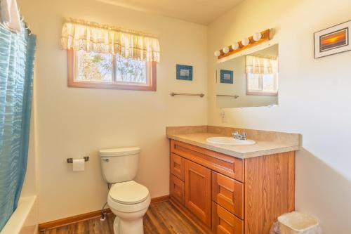 Koupelna v ubytování Goshorn Lake access - shared pool - cozy cottage