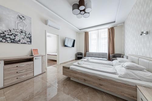 Marble Royal Suite & Studio- near the City Park